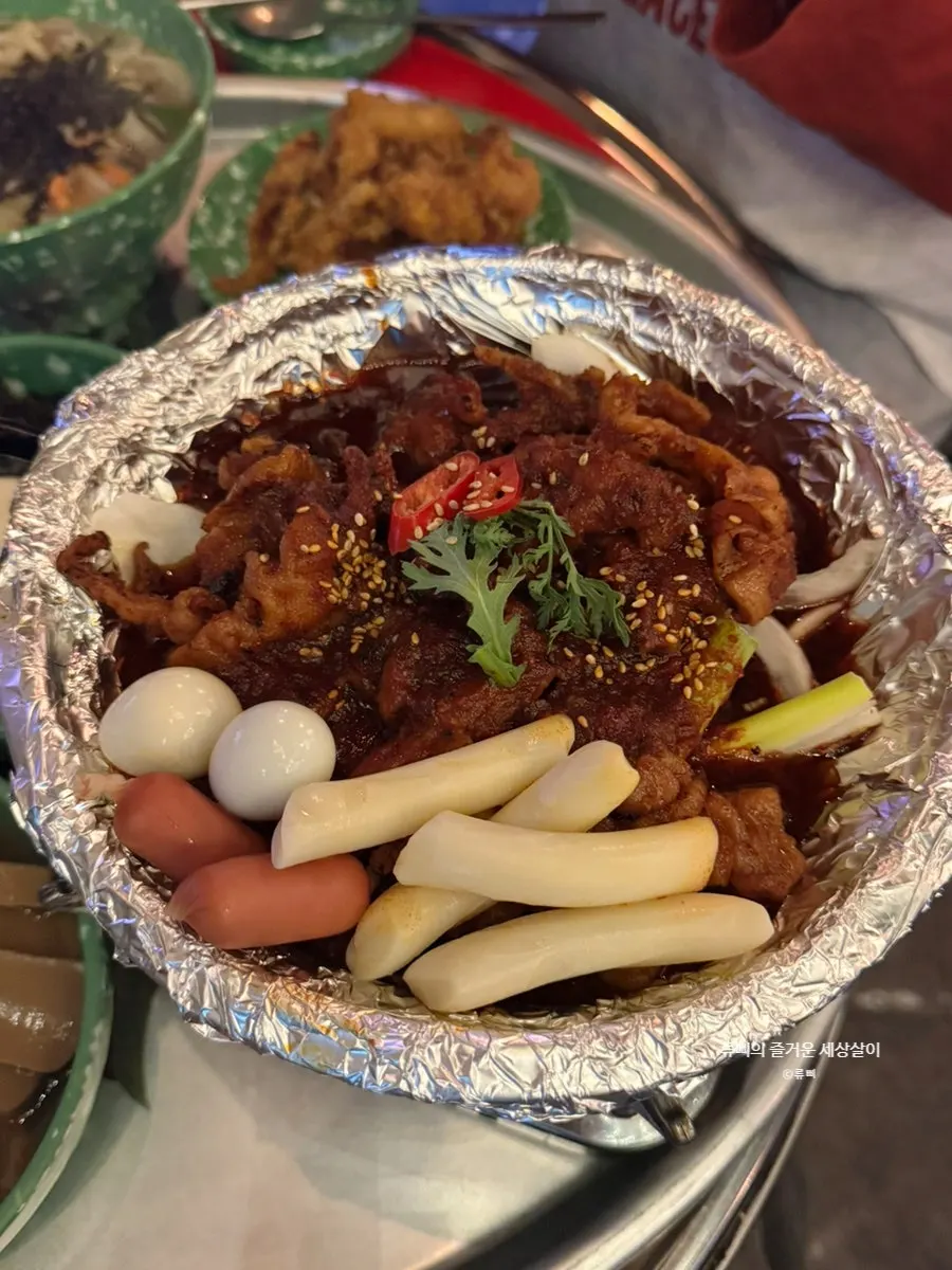닭발 안주와 함께한 술자리