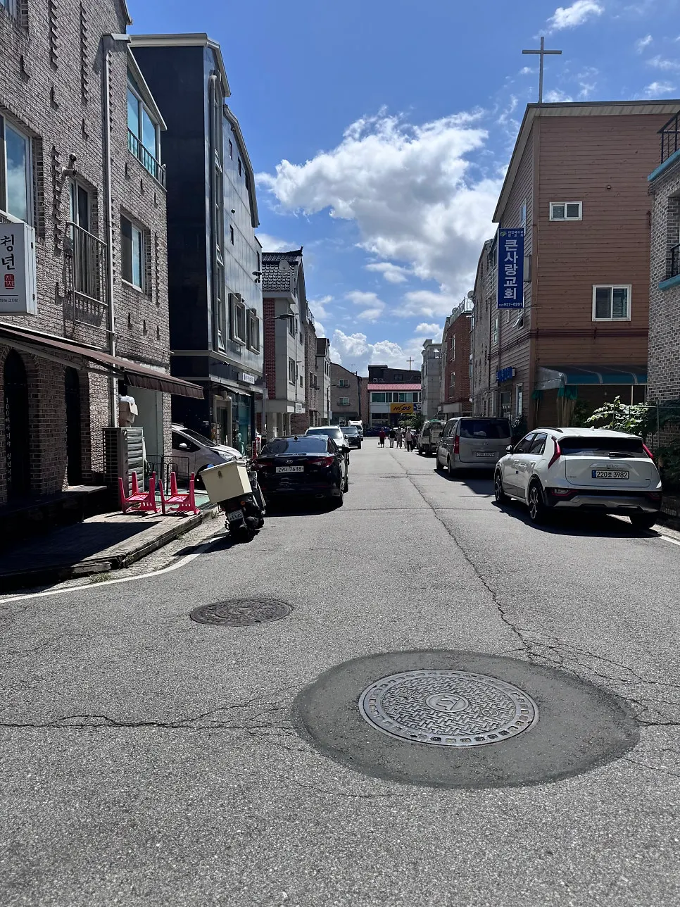 Alley around the restaurant in Paju Geumchon's residential district
