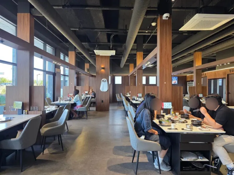 Spacious, clean interior of Cheongnyuok