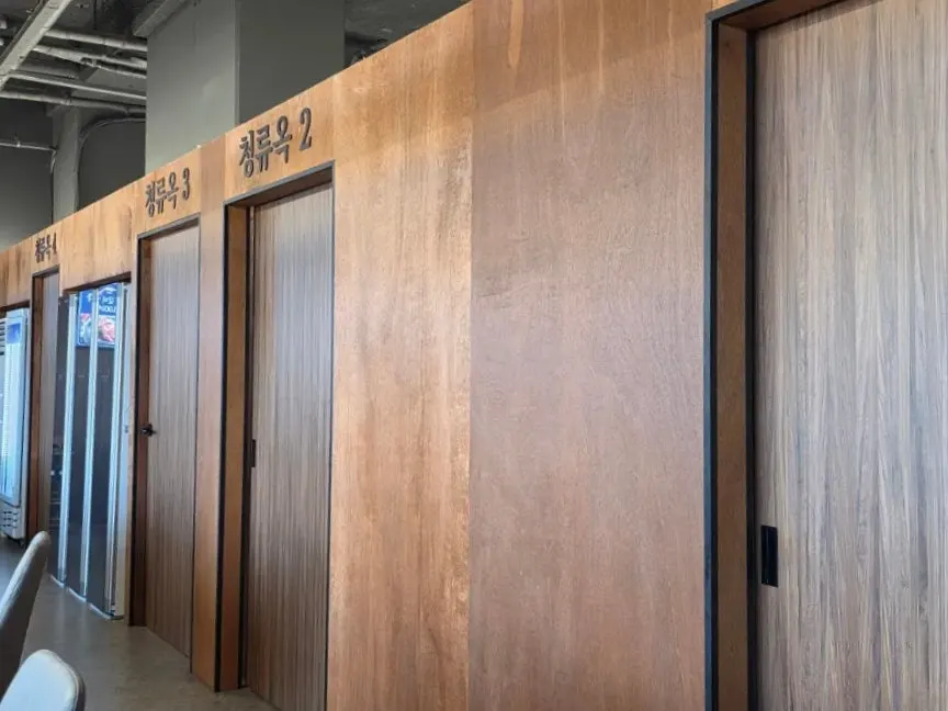 Private room seating at Cheongnyuok