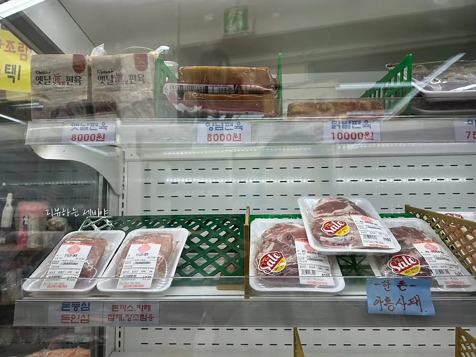 Refrigerated display case with side dishes to pair with meat