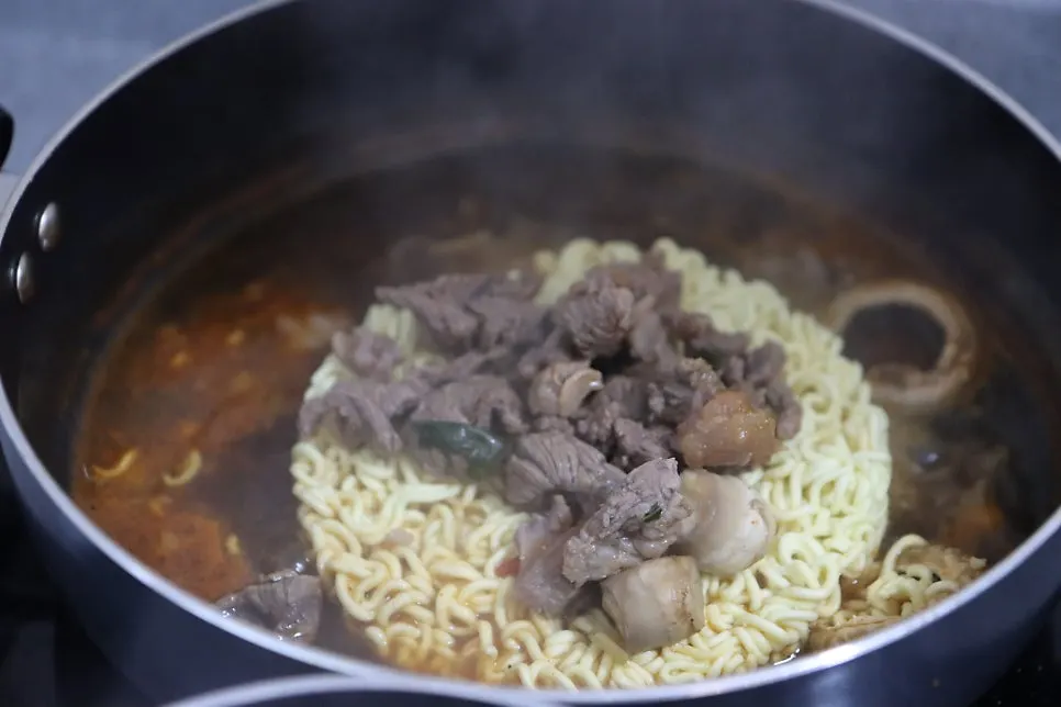 서비스로 받은 팽이버섯과 스지