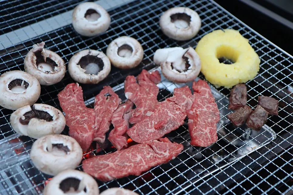 한우와 호주산을 함께 구워 담은 접시