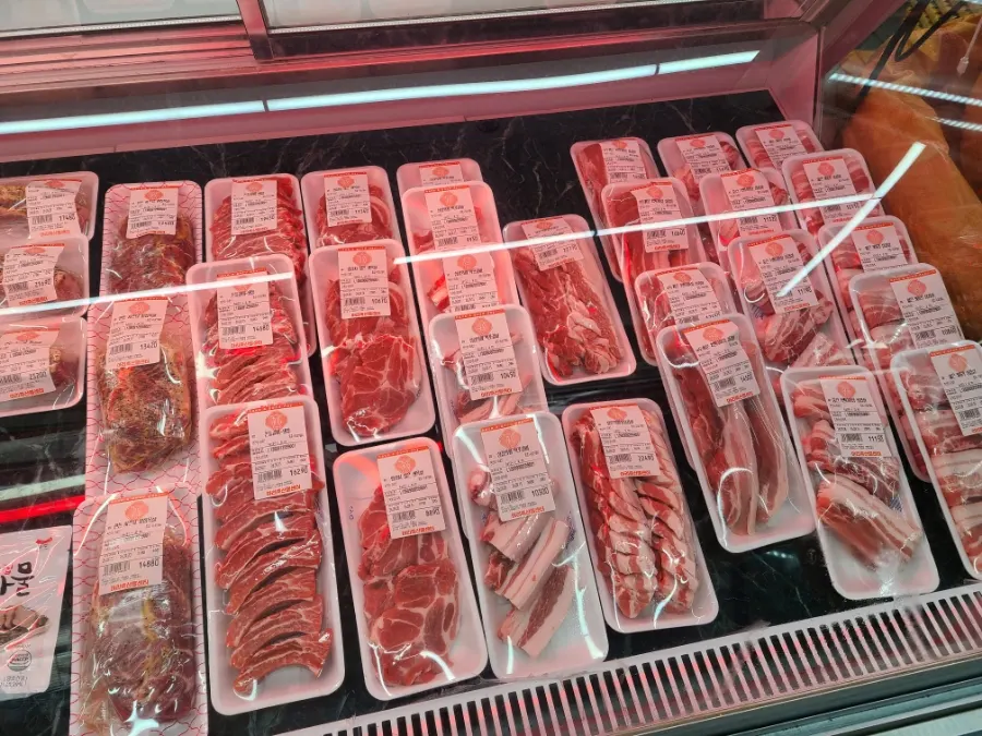 와규와 돼지 특수부위 진열대