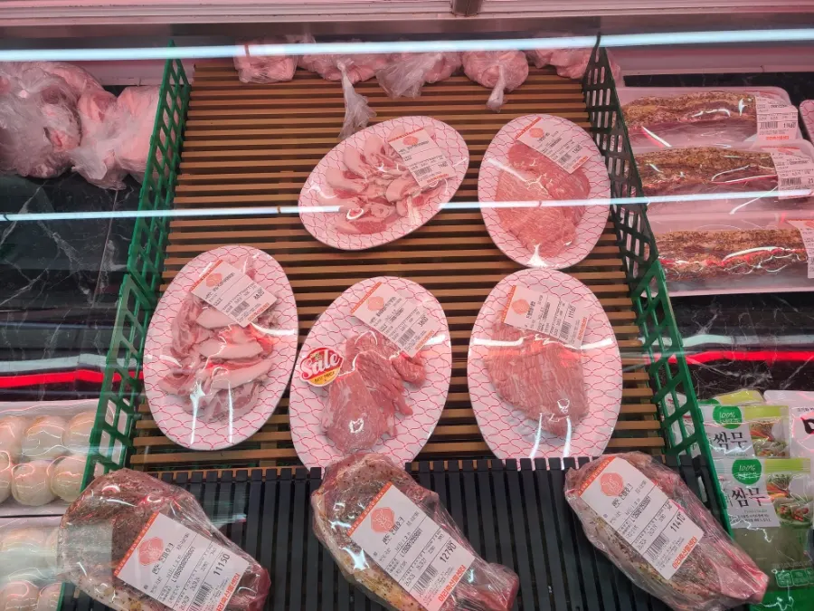 한돈 꽃치마살과 꼬들목살 포장 진열