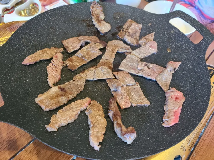 쌈 채소와 함께 차린 바베큐 상차림