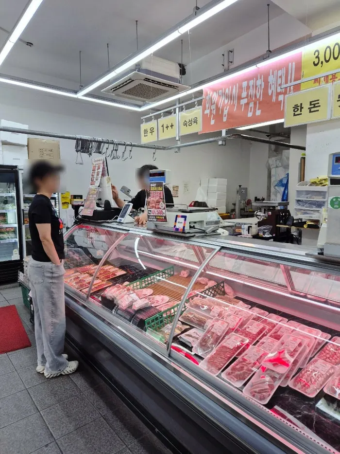 아리축산 정육 쇼케이스에 진열된 고기