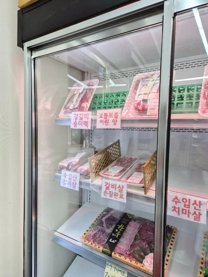 아리축산 쇼케이스의 다양한 부위