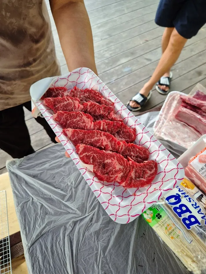선홍빛 치마살 근접