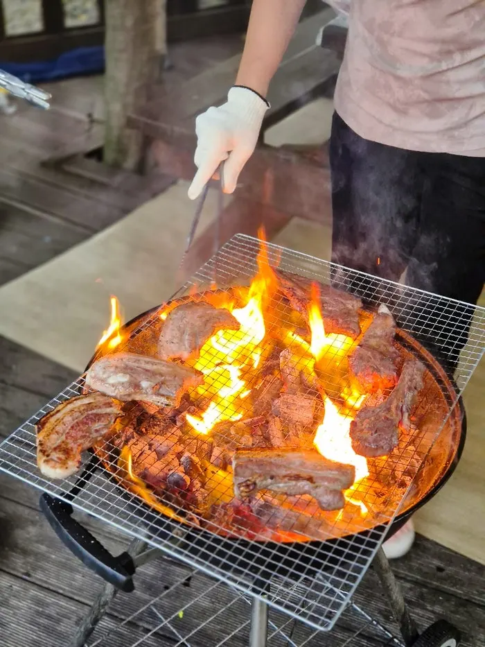 불판에 올린 양갈비와 삼겹살