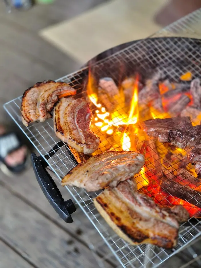 두툼하게 구워진 삼겹살