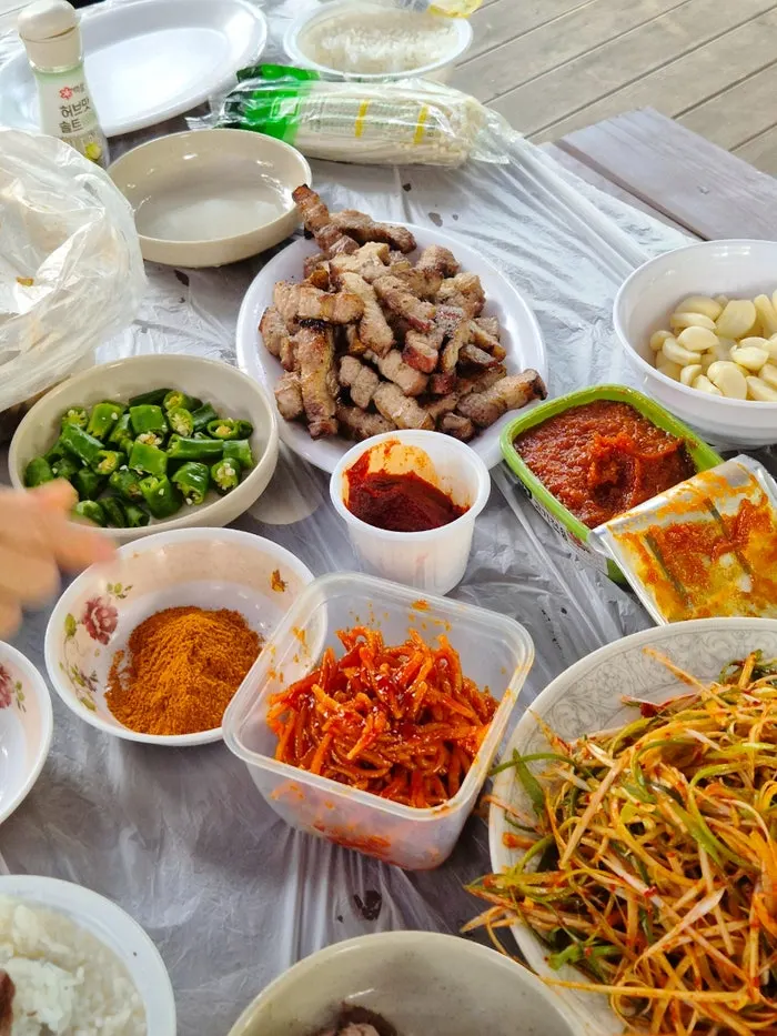 완성된 어른 저녁 고기 접시