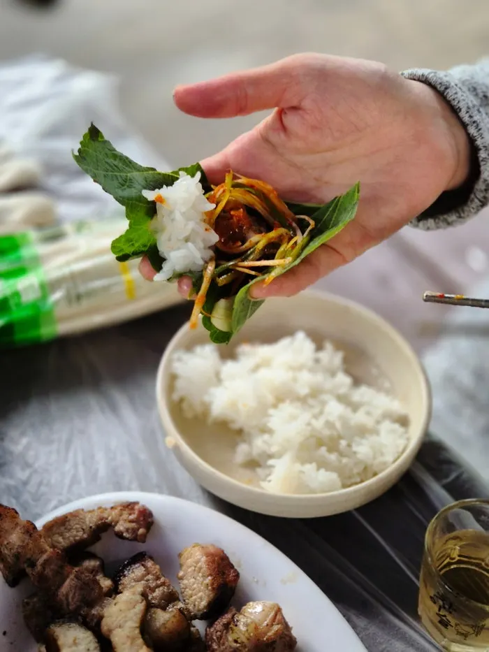 쌈에 올린 구운 고기