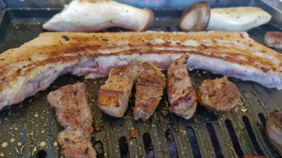 2cm-thick meat grilling on an indoor pan