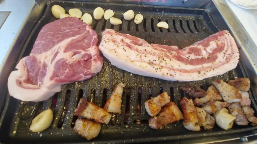 Plate of grilled meat leftover even after four people ate their fill