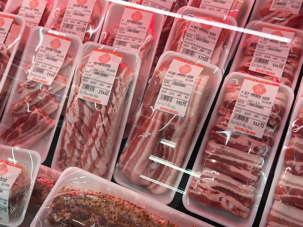 Display of donmahok and camping combo meat sets
