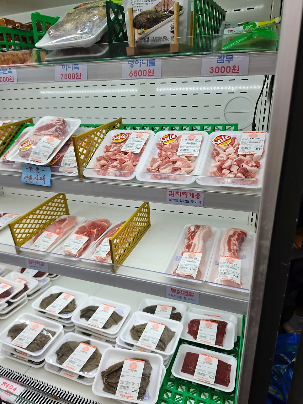 Display case with cold pork belly and thin-sliced pork belly