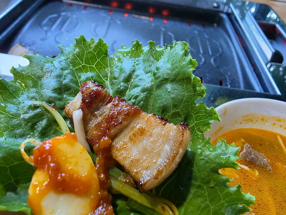 Grilled pork belly placed on wrap vegetables