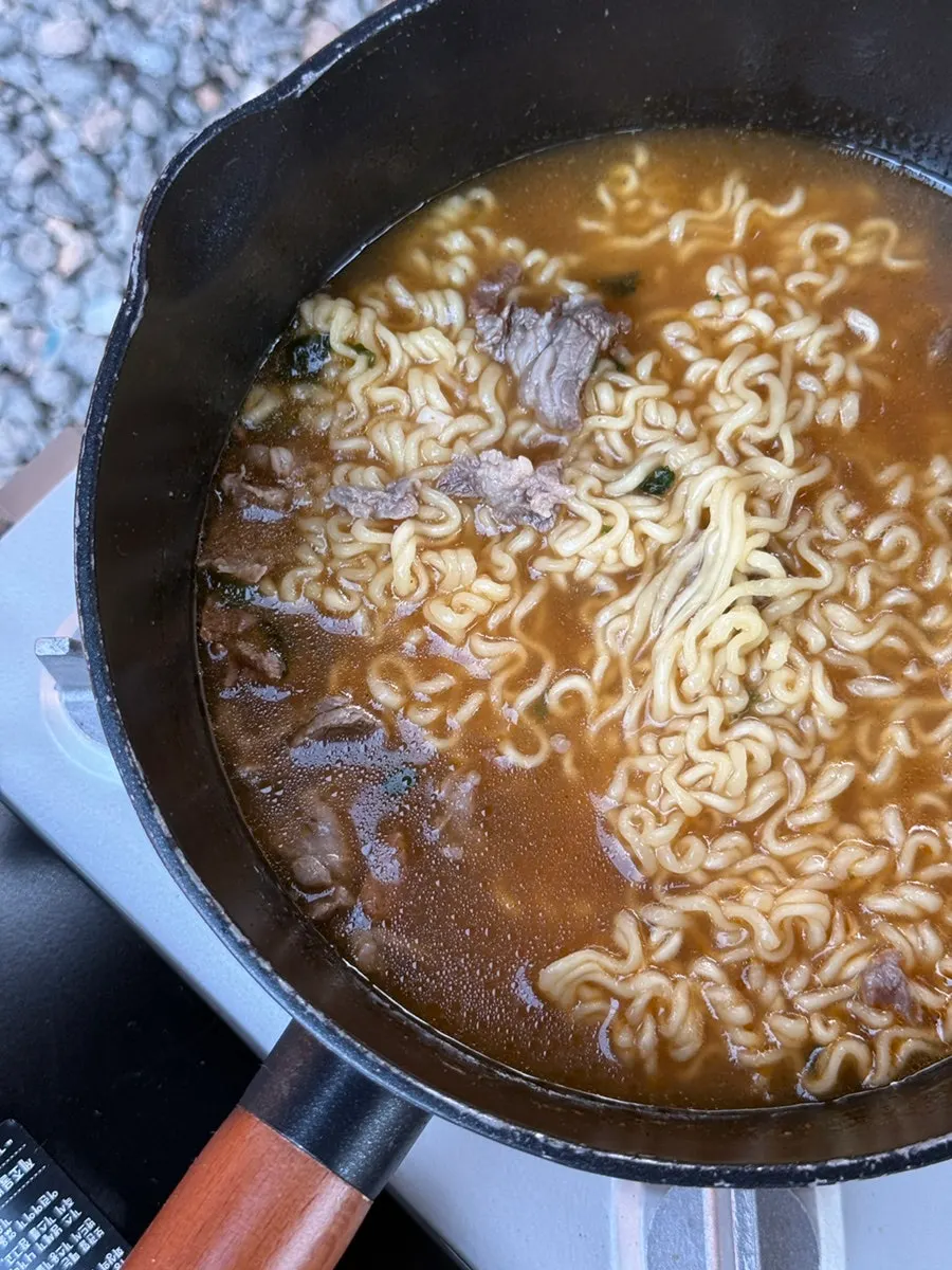 Finishing the pension barbecue with hanwoo beef sinew ramyeon