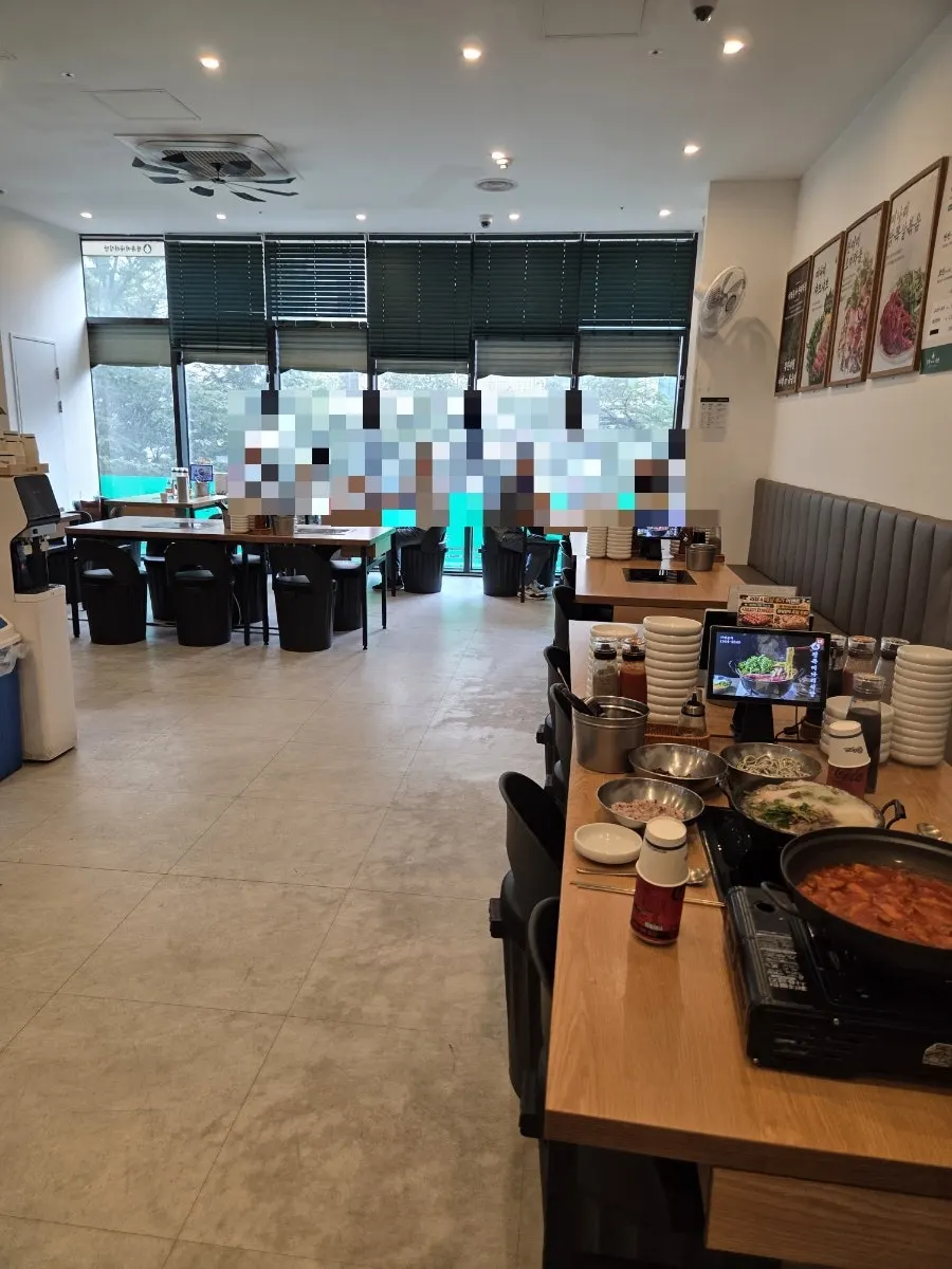 Quiet Saturday afternoon dining room at Cheongnok Minari Restaurant Gwacheon