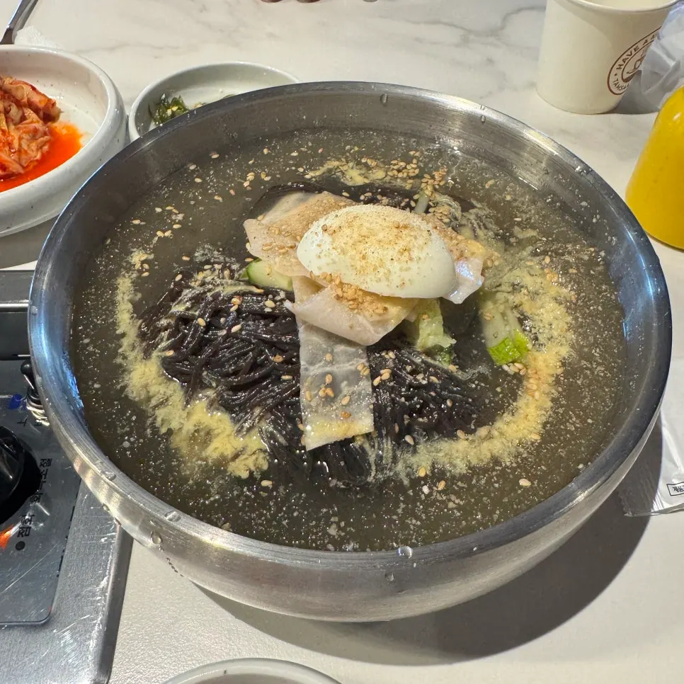 양념게장과 오징어젓갈 등 밑반찬 접시