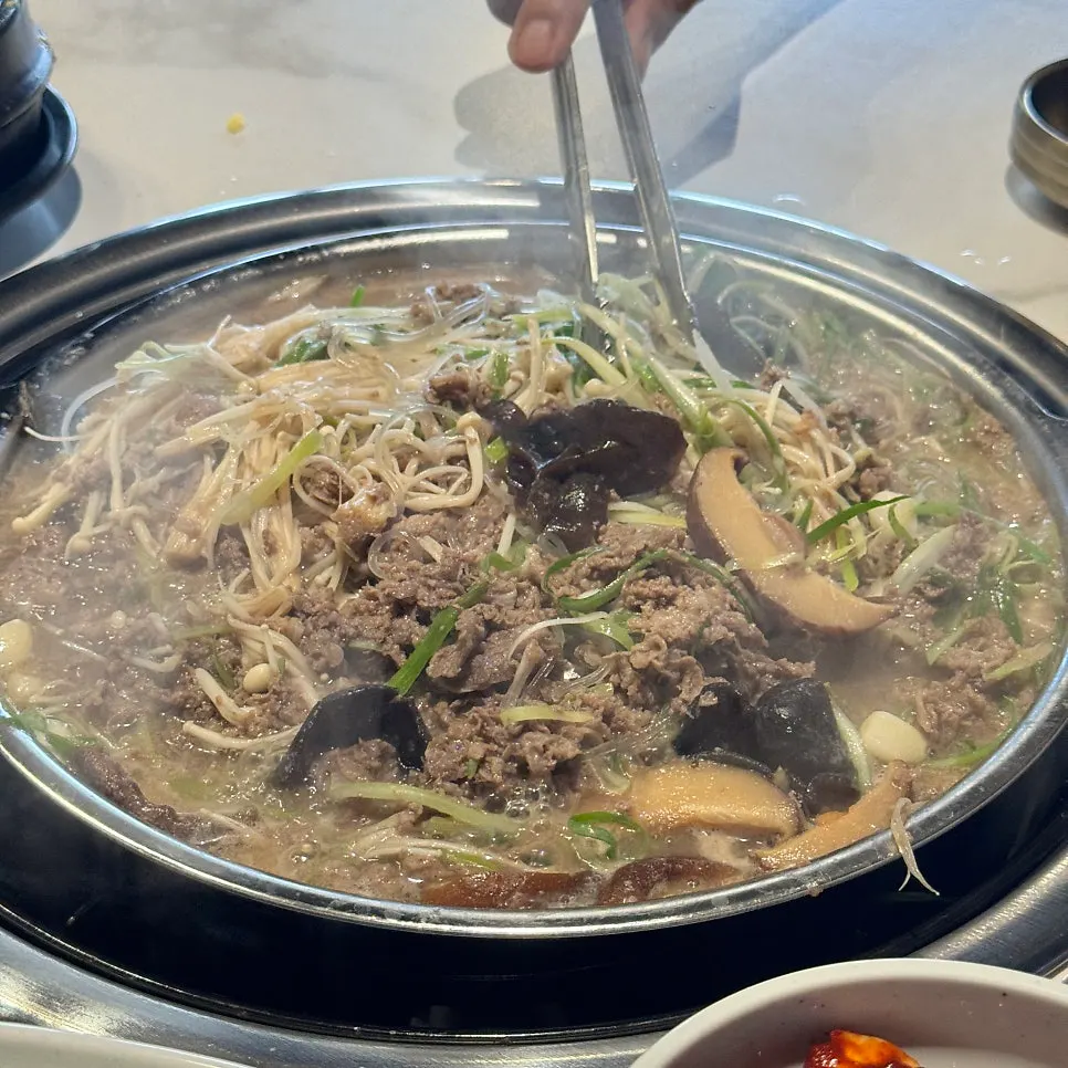 익히기 전 마블링이 보이는 불고기전골