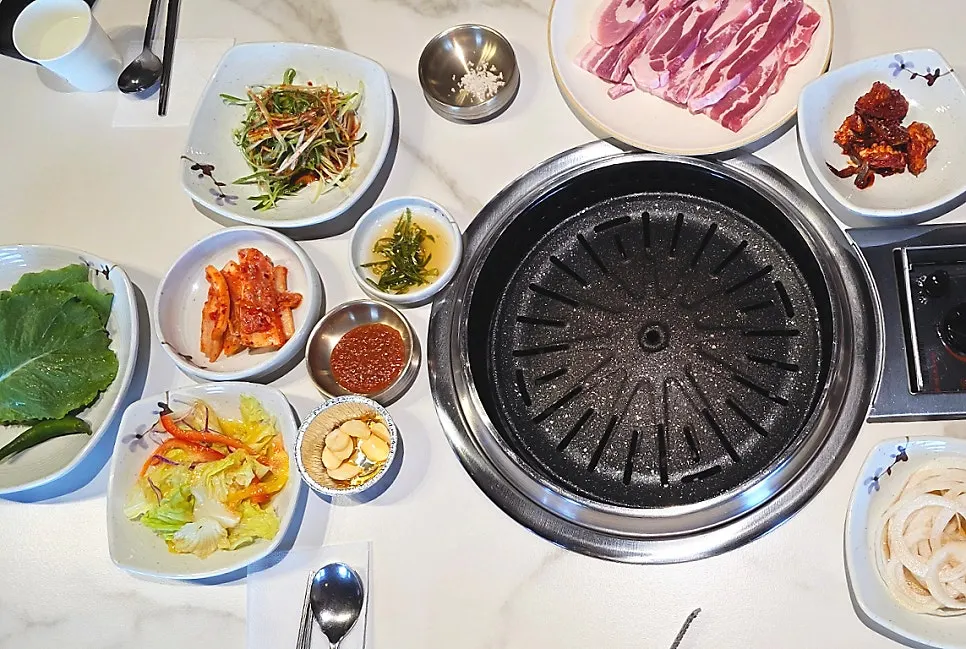 Table setting at Cheongnyuok