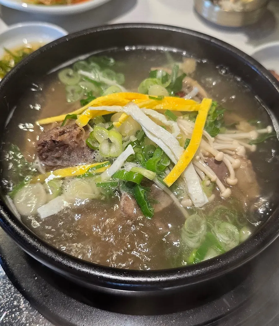 A bowl of Cheongnyuok's galbitang with rib bones