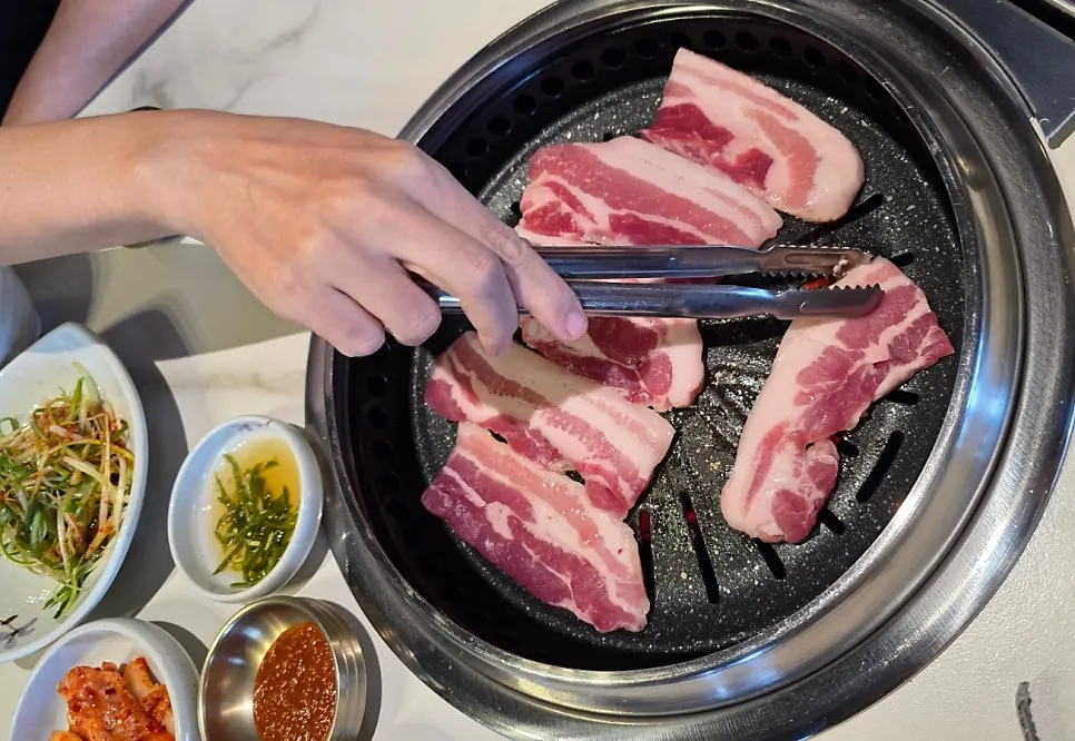 Cheongnyuok's pork belly grilling
