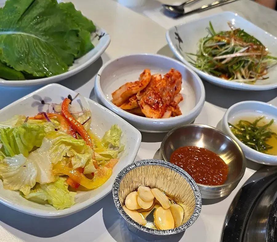 Neatly arranged side dishes at Cheongnyuok