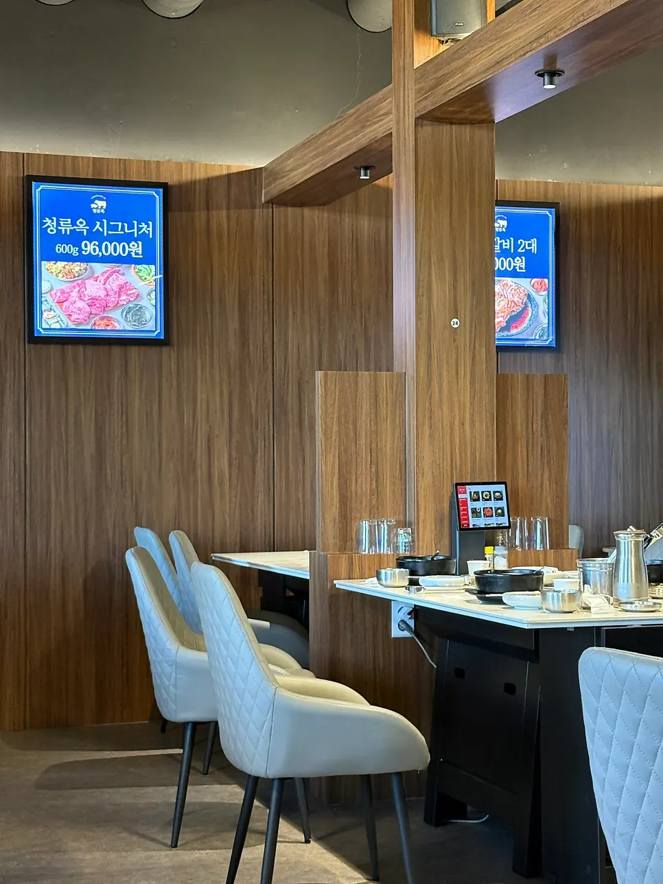 Table with pork ribs and galbitang side by side at Cheongnyuok