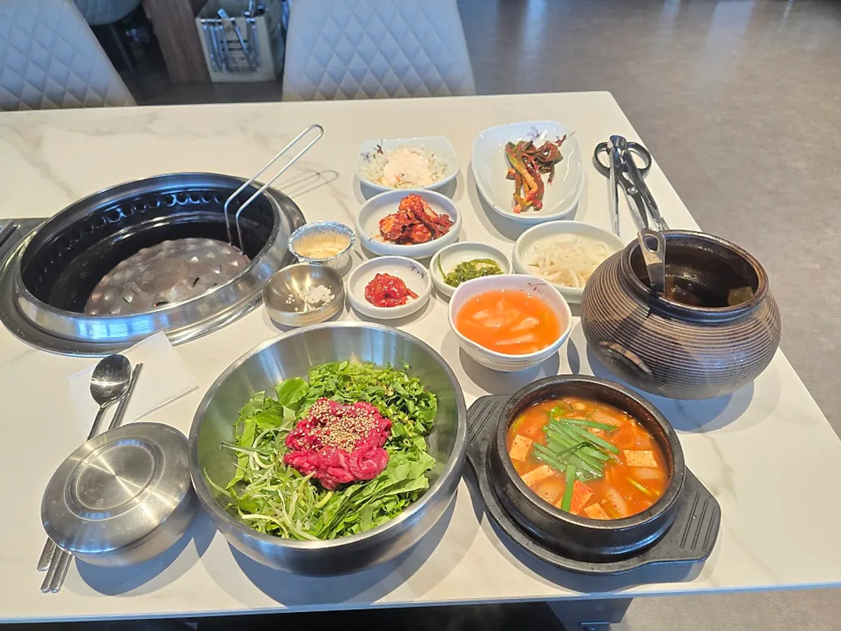 청류옥 간판이 보이는 건물 입구