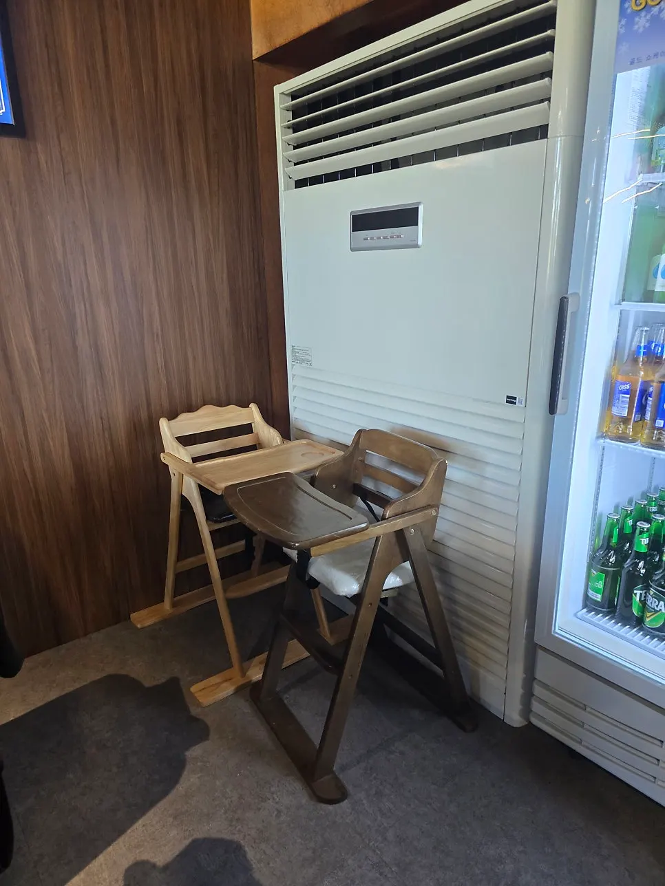 긴 테이블과 불판이 놓인 청류옥 룸 내부