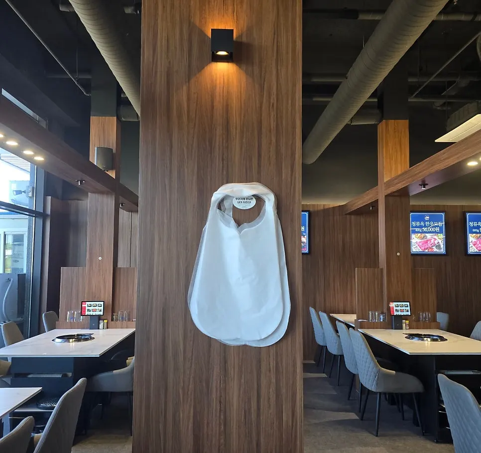 청류옥 벽면 스타일러 3대와 유아용 의자