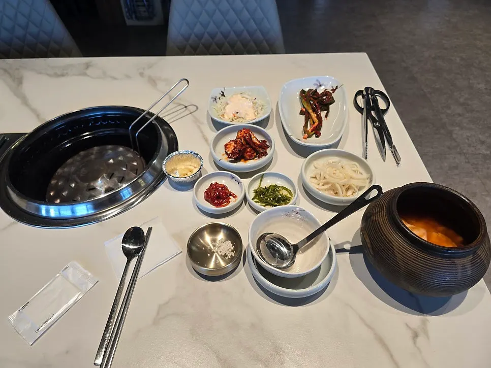 수저 세트와 물티슈가 든 테이블 옆 서랍