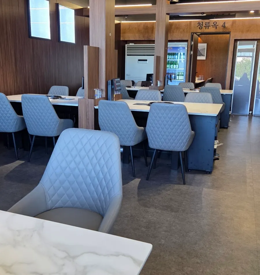 Cheongnyuok's dining hall with generously spaced tables