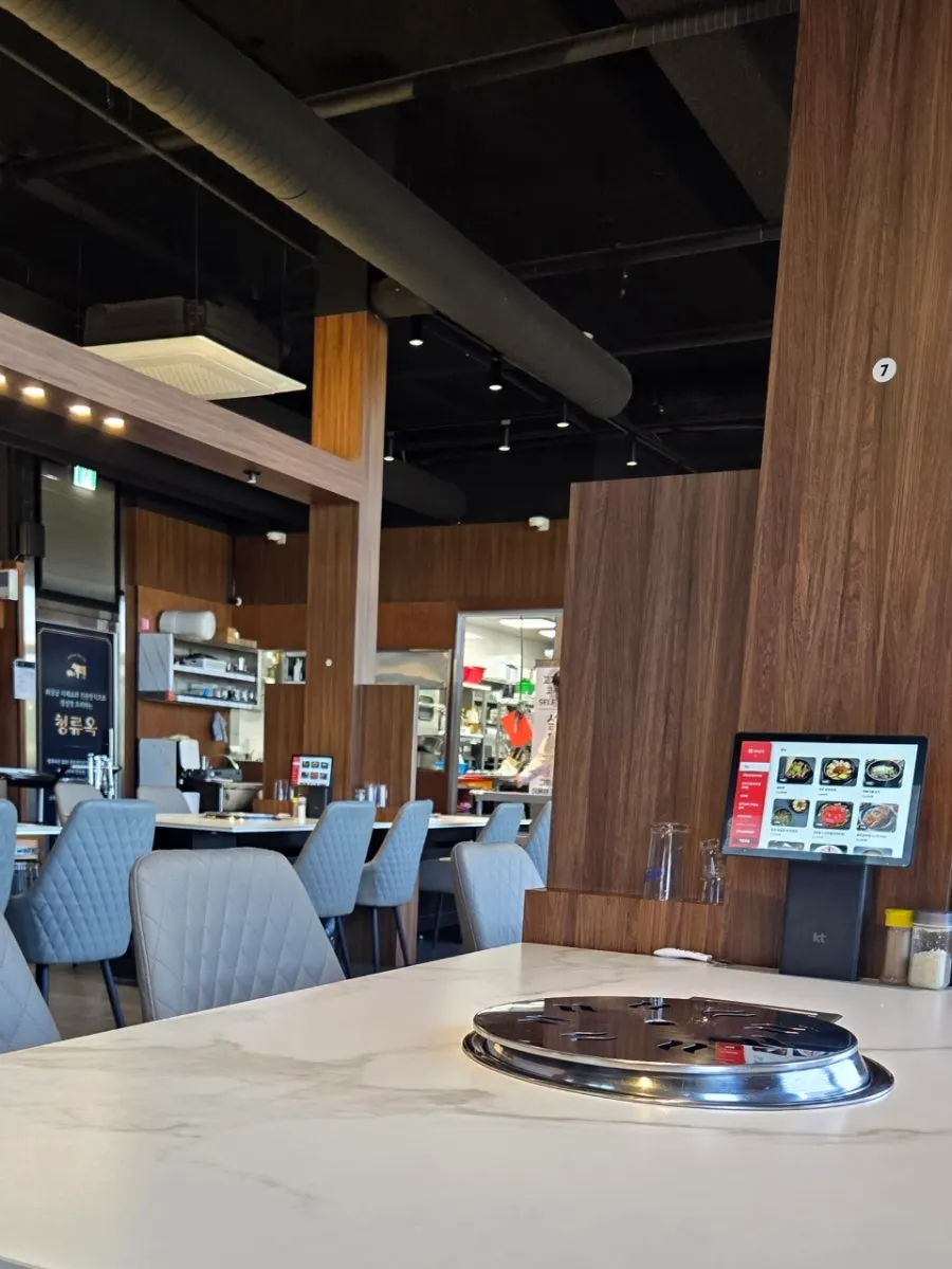 Clean interior of Cheongnyuok's large restaurant space
