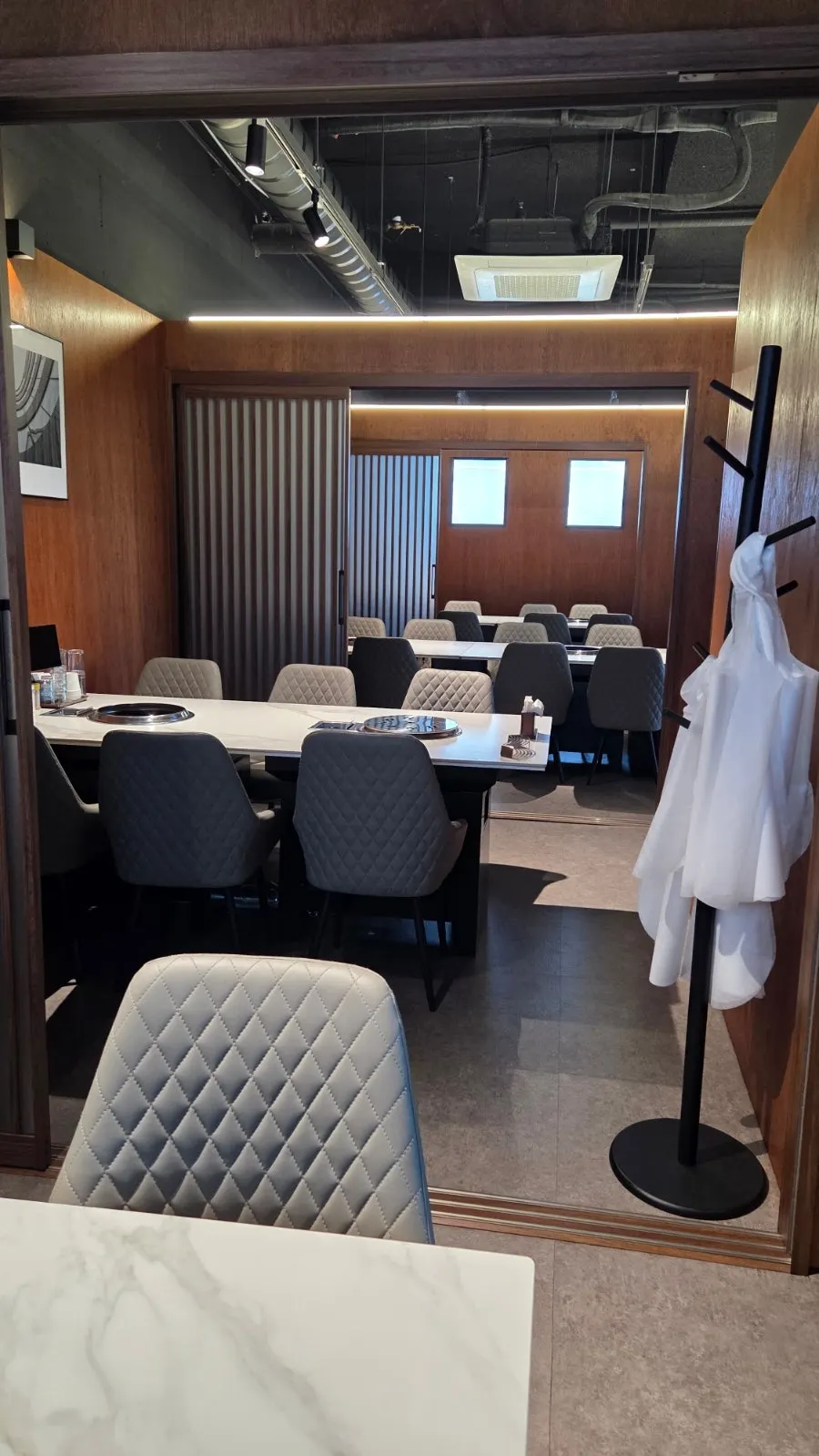 Room seating and grill table at Cheongnyuok