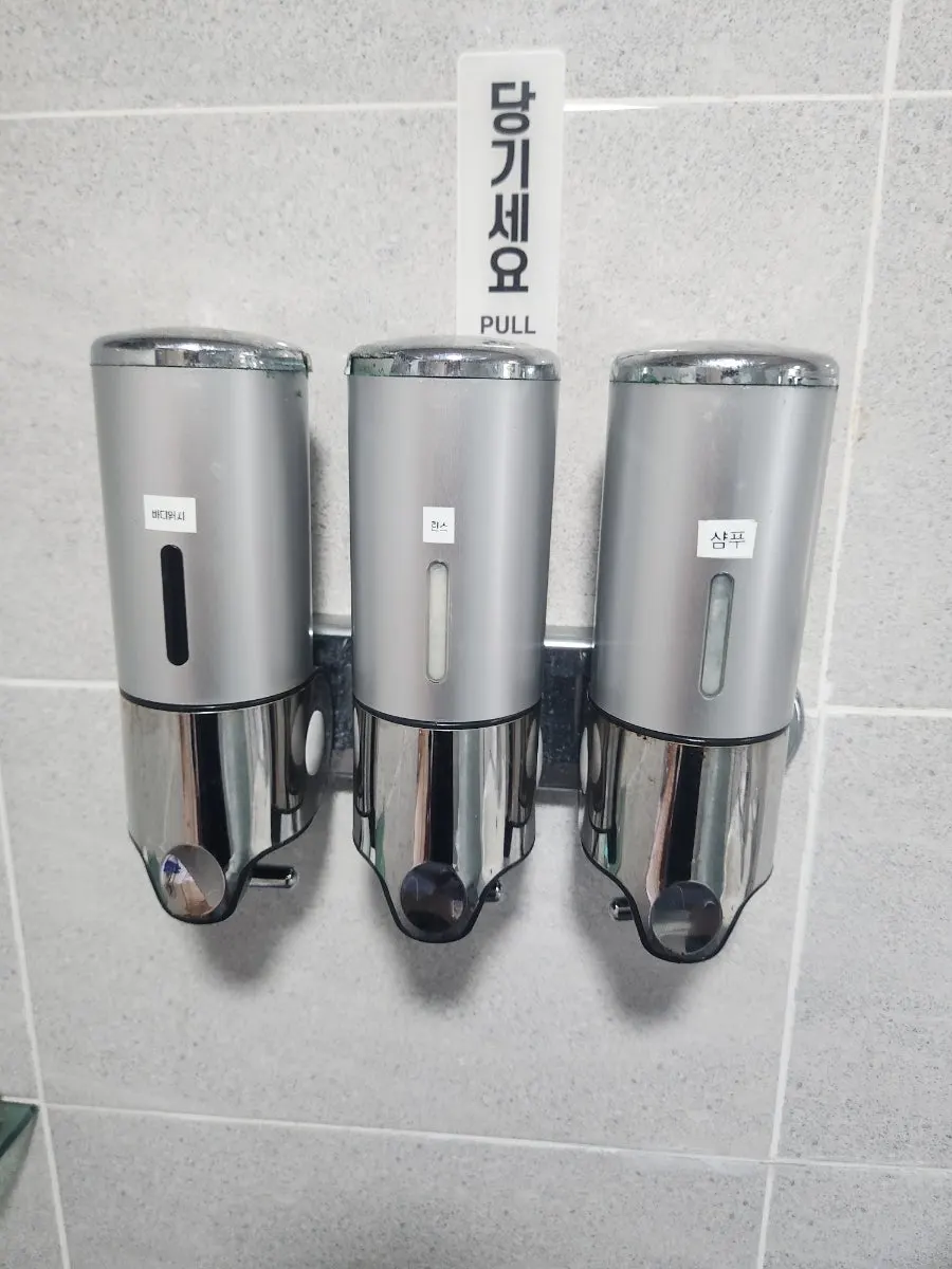 정리된 식기와 밥솥이 있는 주방 사진