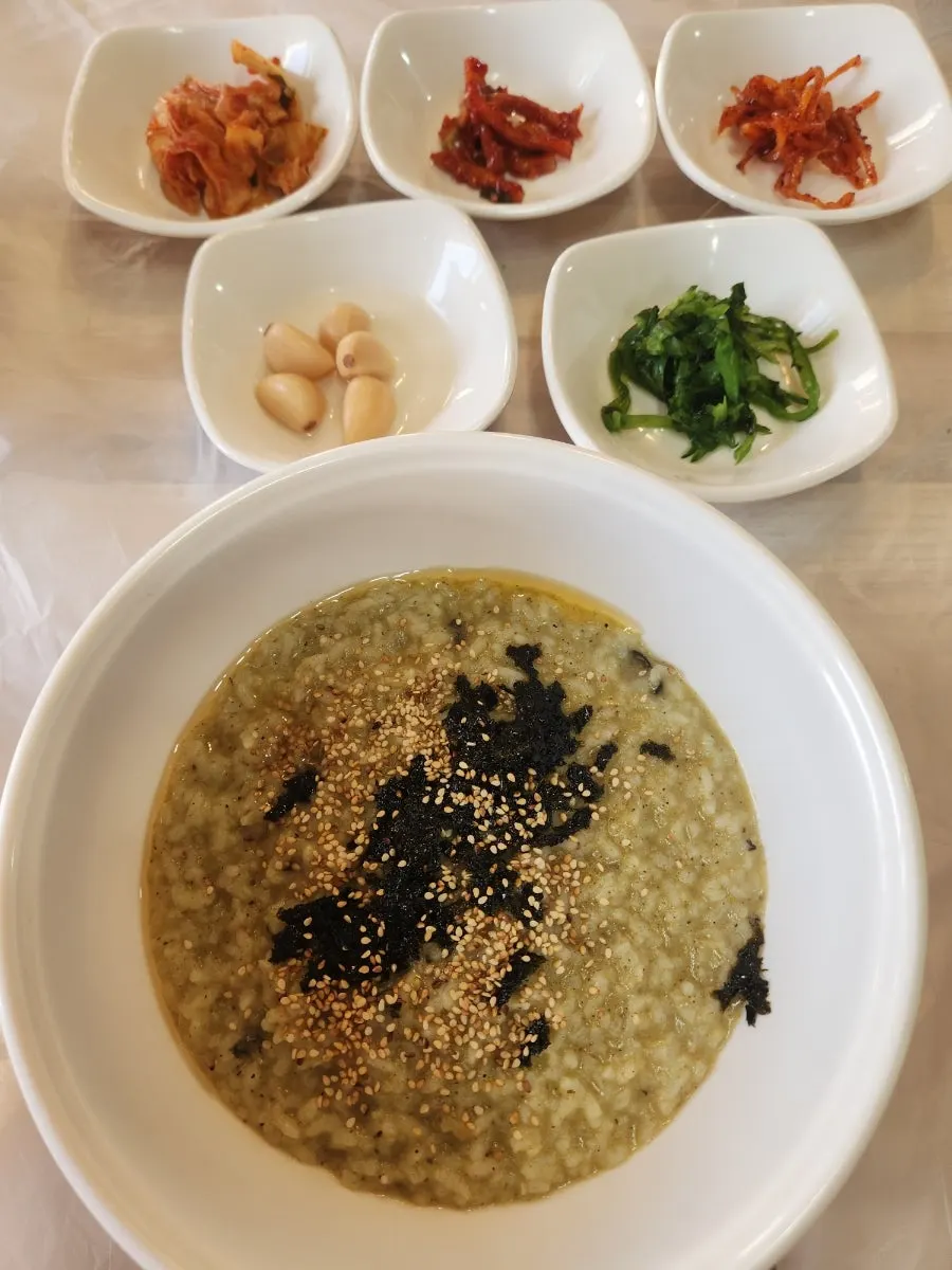 떠오르는 일출을 보며 소원을 빈 사진