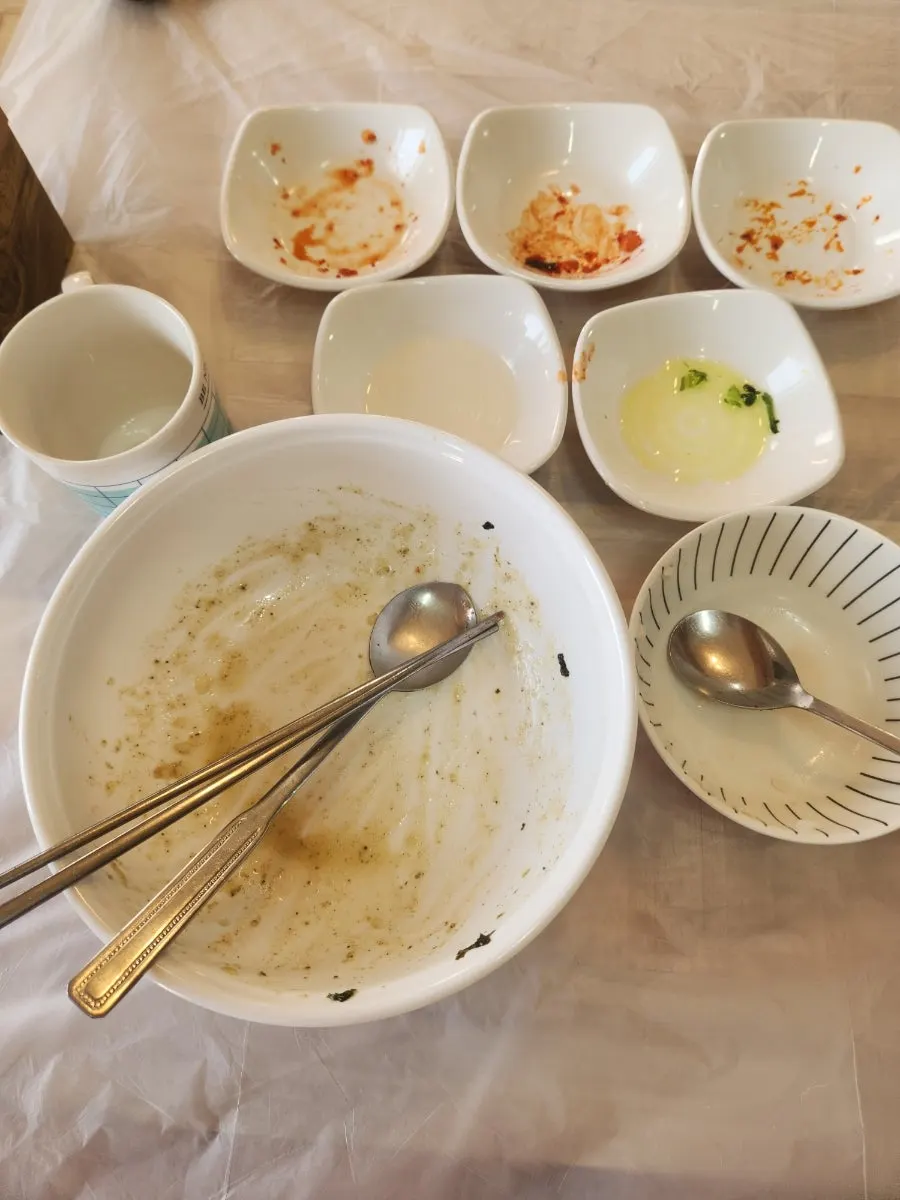 전복이 들어간 전복죽 조식 사진