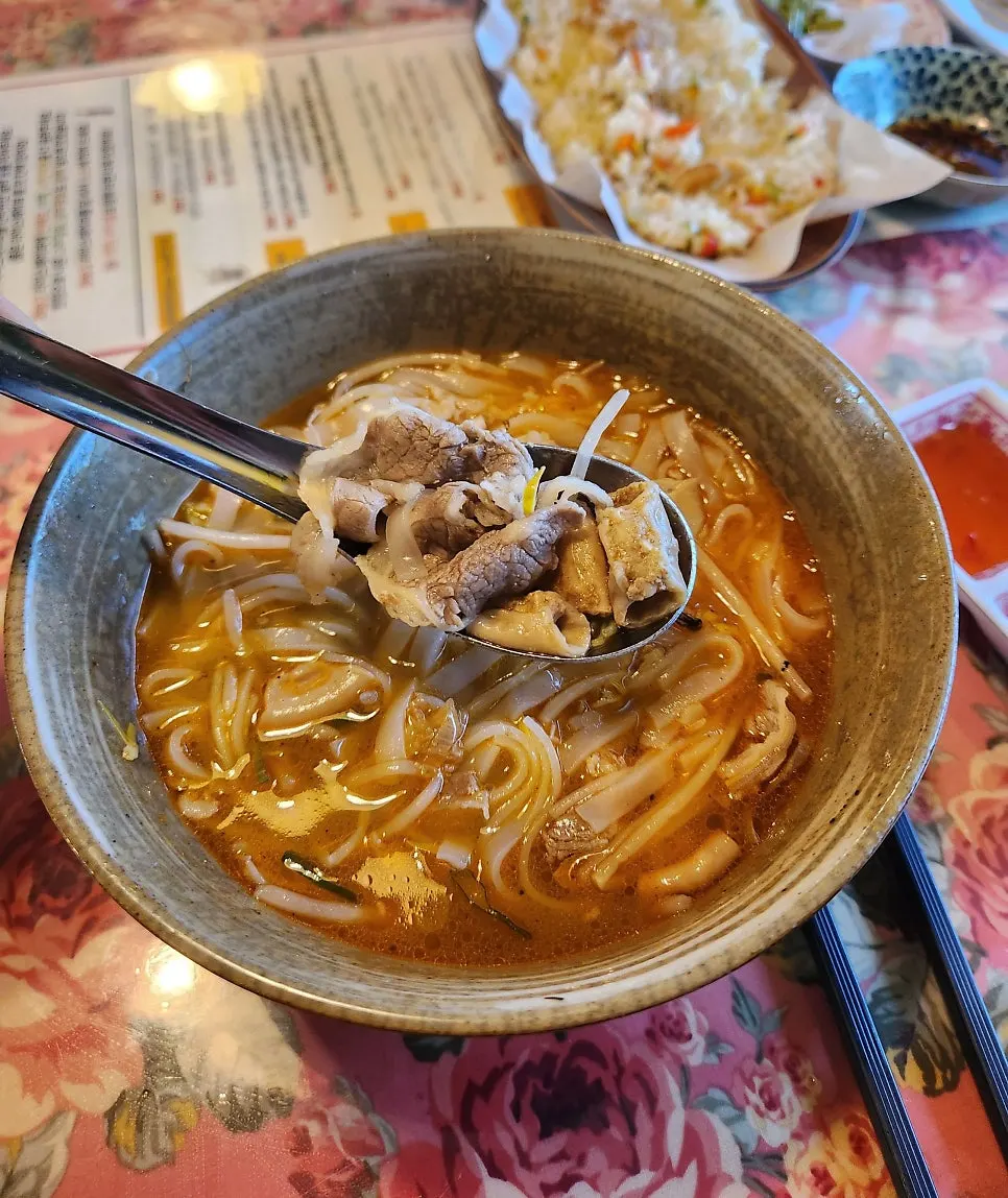 젓가락으로 건져 올린 쌀국수 면