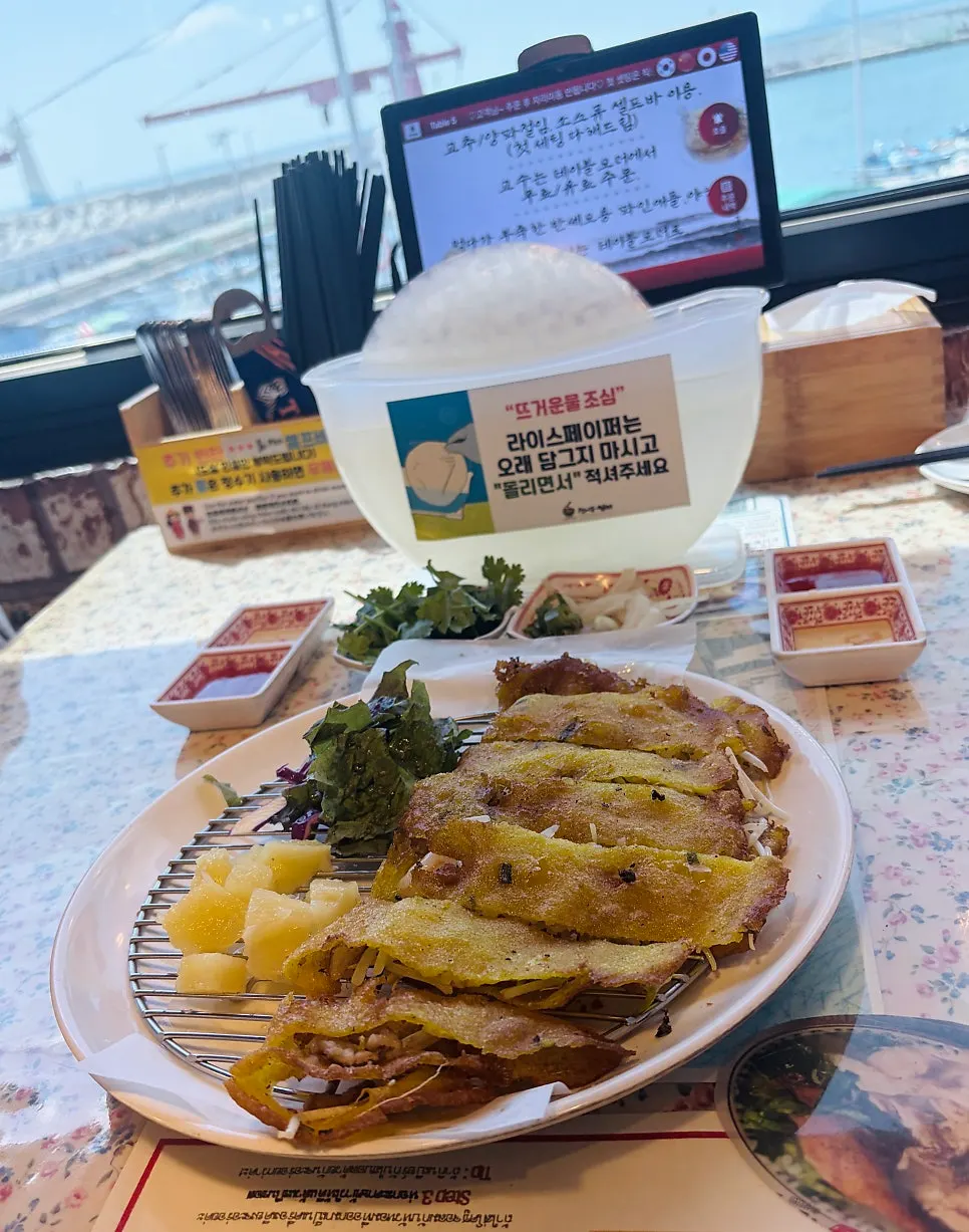 A plate of the free banh xeo