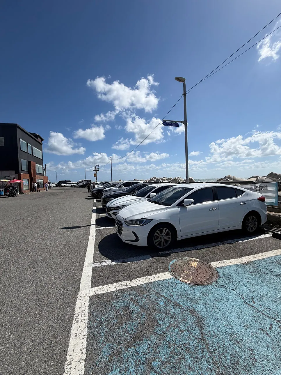 Free coastal street parking lot in Cheongsapo