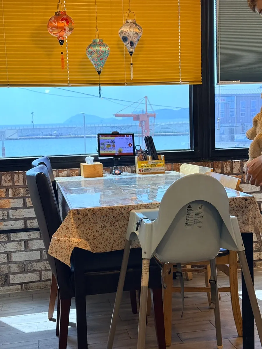 창밖 청사포 바다가 보이는 테이블