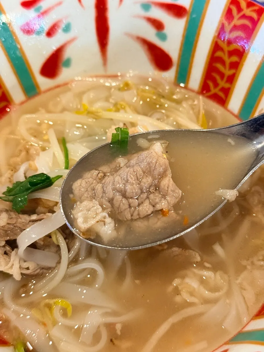 쌀국수 면과 국물을 떠올린 모습