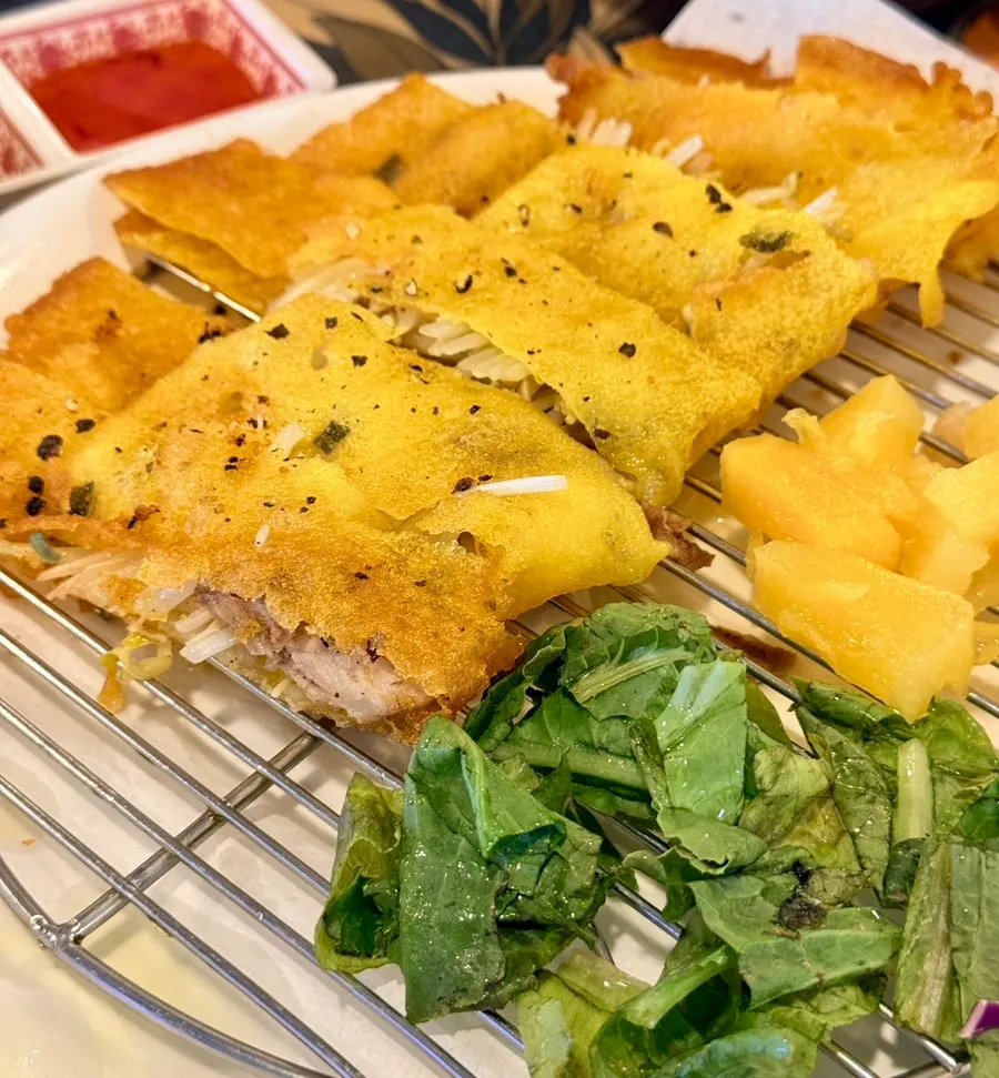 바삭하게 부쳐낸 서비스 반쎄오