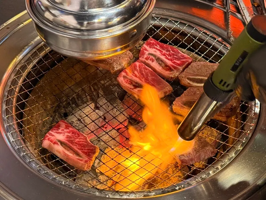 청우정소고기 신월성점 입구와 간판