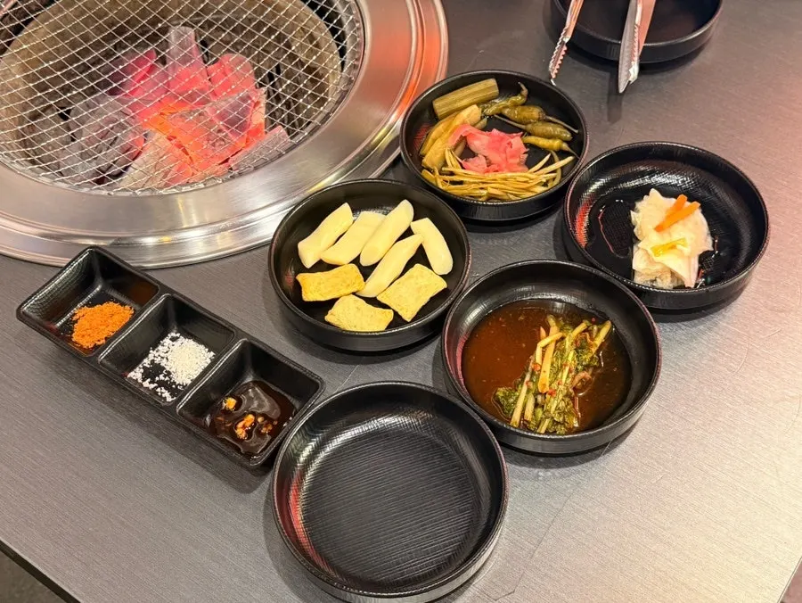 궁채와 마늘쫑, 물김치 반찬 접시