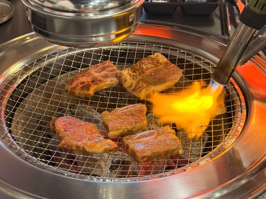 토치로 초벌한 마늘 듬뿍 생소갈비